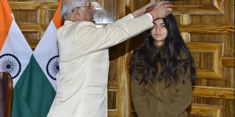 Governor honored National Child Award winner Shriya Lohia