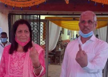 Himachal Governor casts his vote