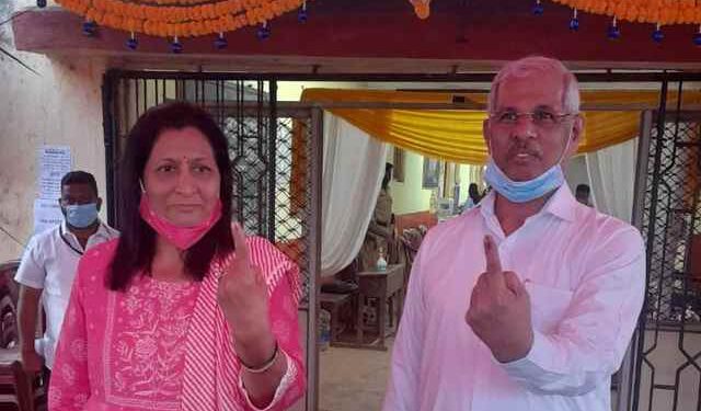 Himachal Governor casts his vote