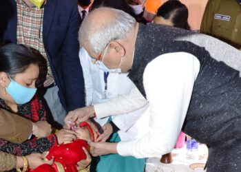 Governor administers polio drop