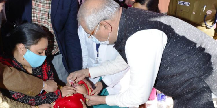 Governor administers polio drop