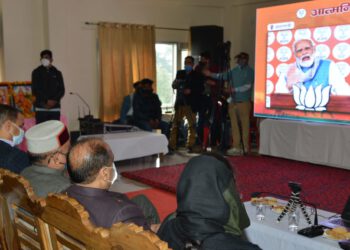 CM listens to address of Prime Minister on Atmanirbhar Arthvyawastha