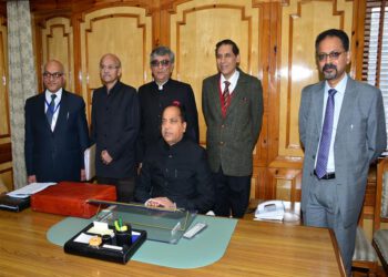 Chief Minister Jai Ram Thakur with the officers of Finance Department before presenting the Annual State Budget for the Financial Year 2022-23 in the House on 4-3-2022