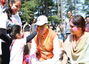 CM celebrates Holi