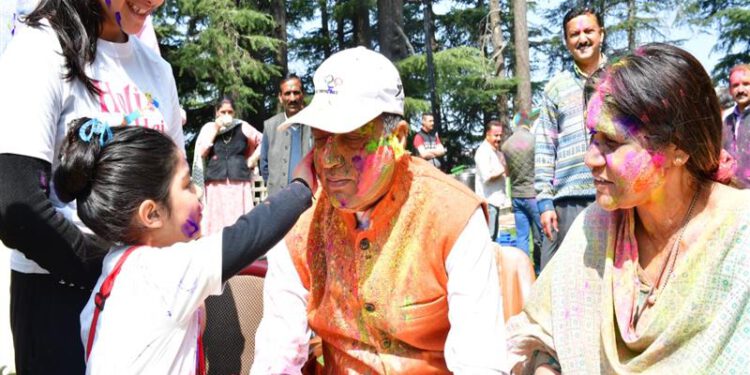 CM celebrates Holi
