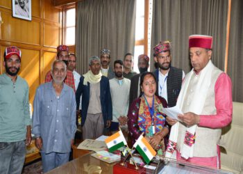 A delegation led by Chairperson Panchayat Samiti Banjar Smt. Lata Devi calls on Chief Minister Sh. Jai Ram Thakur at Shimla today.