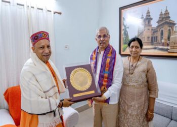 Governor meets Yogi Adityanath at Lucknow