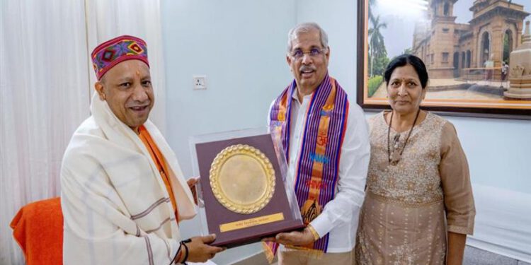 Governor meets Yogi Adityanath at Lucknow