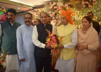 CM greets Prof. Prem Kumar Dhumal on his 50th marriage anniversary