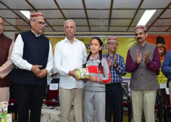 Governor distributes Bal Raksha kit among students