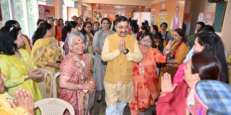 Women play a vital role in the formation of a government : Kashyap