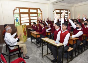 Governor interacts with students of Saraswati Vidya Mandir at Shimla