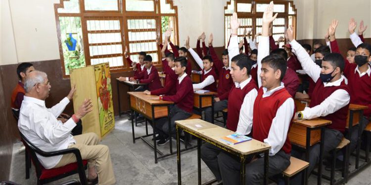 Governor interacts with students of Saraswati Vidya Mandir at Shimla