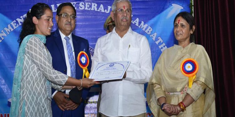 Governor pleads students to make habit of reading books