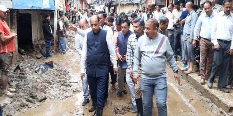 Chief Minister visits the flood affected areas of Thunag