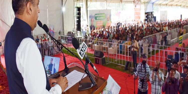 CM presides over State Level Samvad Programme of beneficiaries of Mukhya Mantri Grihini Suvidha Yojna in Kullu