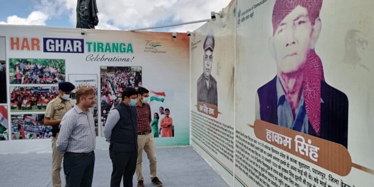 केंद्रीय संचार ब्यूरो के शिमला स्थित क्षेत्रीय कार्यालय द्वारा आयोजित चित्र प्रदर्शनी का आज शिमला के उपायुक्त आदित्या नेगी ने किया उद्घाटन