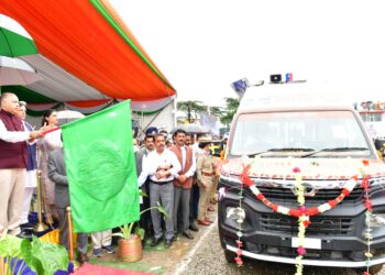 CM flags off Mukhya Mantri Mobile Clinic Vehicles on the occasion of 76th Independence Day