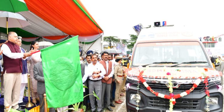 CM flags off Mukhya Mantri Mobile Clinic Vehicles on the occasion of 76th Independence Day