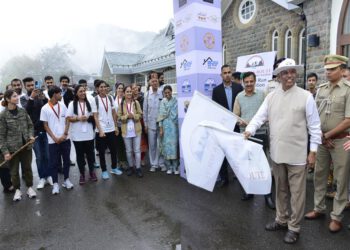 Governor flags off the Himalayan Expedition