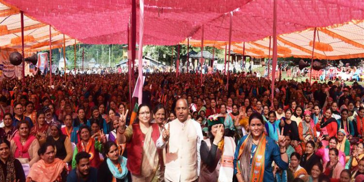 Chief Minister inaugurates and lays foundation stone of 14 developmental projects worth Rs. 29 crore at Janjehli