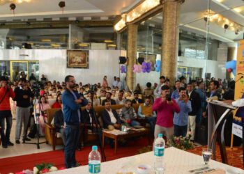 Chief Minister felicitates the meritorious students of Himachal Pradesh