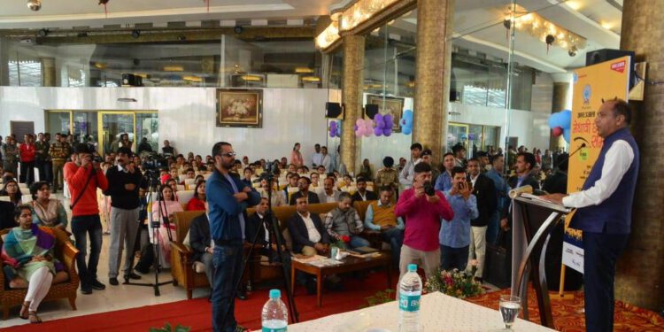 Chief Minister felicitates the meritorious students of Himachal Pradesh