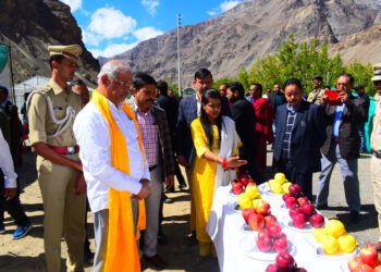 Governor Interacts with farmers in “Apple Day and Kisan Mela” at Tabo