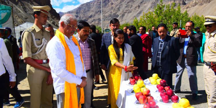 Governor Interacts with farmers in “Apple Day and Kisan Mela” at Tabo