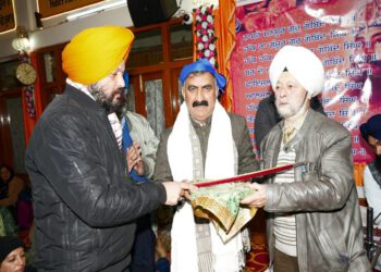 Chief Minister pays obeisance at Shri Gurudwara Sahib