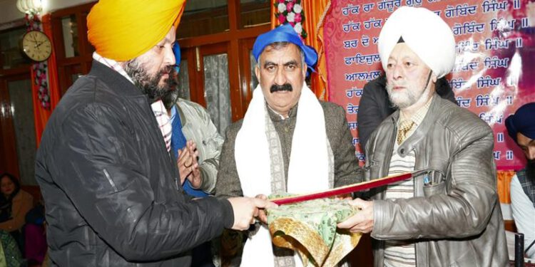 Chief Minister pays obeisance at Shri Gurudwara Sahib