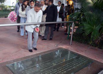 CM pays tribute to former Prime Minister Indira Gandhi