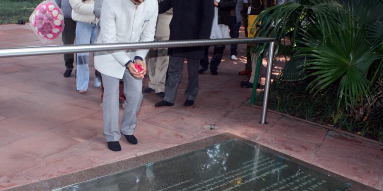 CM pays tribute to former Prime Minister Indira Gandhi