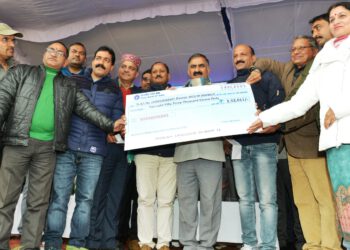 A delegation of lecturers association presented a cheque of Rs. 253011/- to the chief minister