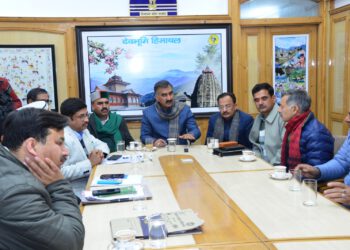 Will  resolve the truck union impasse amicably: CM