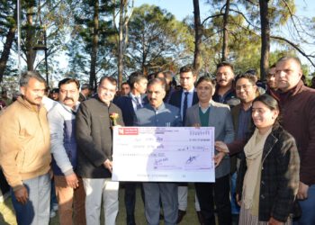 Chief Minister Sukhvinder Singh Sukhu being presented a cheque of Rs. 51000 towards Mukhyamanti Sukh-Ashray Sahayata Kosh by Vice Chancellor