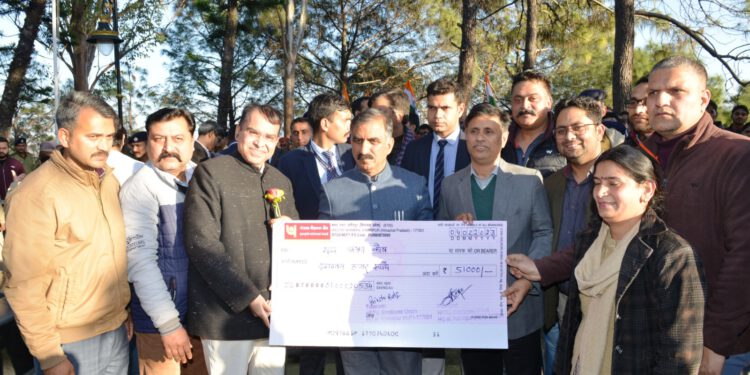 Chief Minister Sukhvinder Singh Sukhu being presented a cheque of Rs. 51000 towards Mukhyamanti Sukh-Ashray Sahayata Kosh by Vice Chancellor