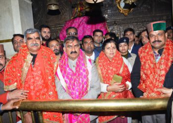 CM pays obeisance at Jwalamukhi temple , Will promote religious tourism in big way