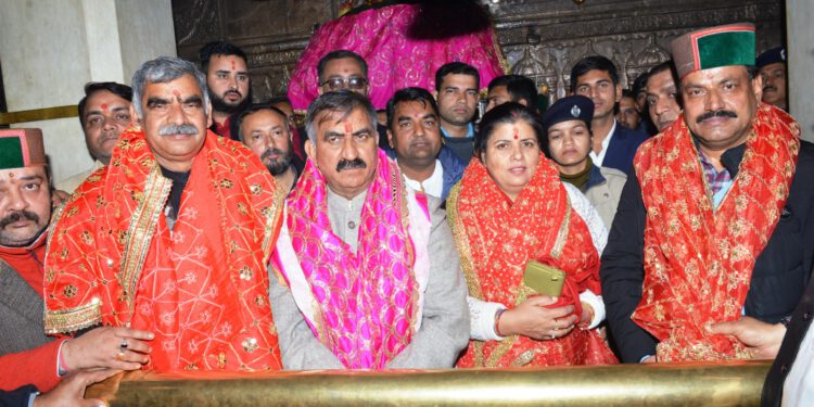 CM pays obeisance at Jwalamukhi temple , Will promote religious tourism in big way