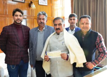 Sh. Ashok Sharma of PRJ traders , Dhalli Shimla presented a cheque of Rs. 1,00,000 to Chief Minister Thakur Sukhvinder Singh Sukhu towards Mukhyamantri Sukh-Ashrya Sahayata Kosh