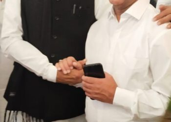 Chief Minister, Thakur Sukhvinder Singh Sukhu with his Rajasthan counterpart Ashok Gehlot in the National plenary session of Congress at Chattisgarh in Raipur today.