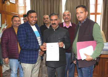 Jaspal Singh Treasurer, Block Congress Committee, Pachhad presented a cheque of rupees one lakh to Chief Minister