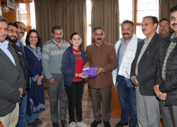 CM honours Aastha Sharma, winner of Parliament Declamation contest