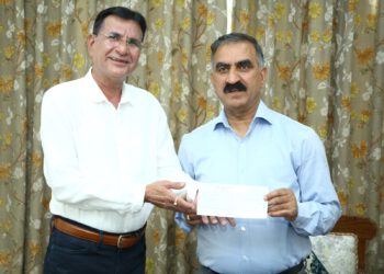 Industrialist from Himachal Pradesh, Sanjiv Suri presented a cheque of Rupees five lakh towards Mukhya Mantri Sukh Ashray Kosh to Chief Minister