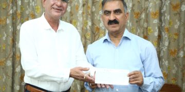 Industrialist from Himachal Pradesh, Sanjiv Suri presented a cheque of Rupees five lakh towards Mukhya Mantri Sukh Ashray Kosh to Chief Minister